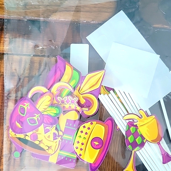 Mardi Gras cupcake decorations New in Package NWT total of 12 purple green gold - Picture 2 of 3